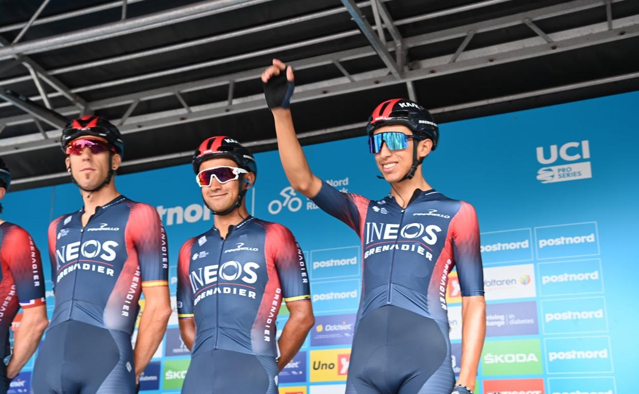 Egan Bernal saluda en la presentación de equipos en Dinamarca. 