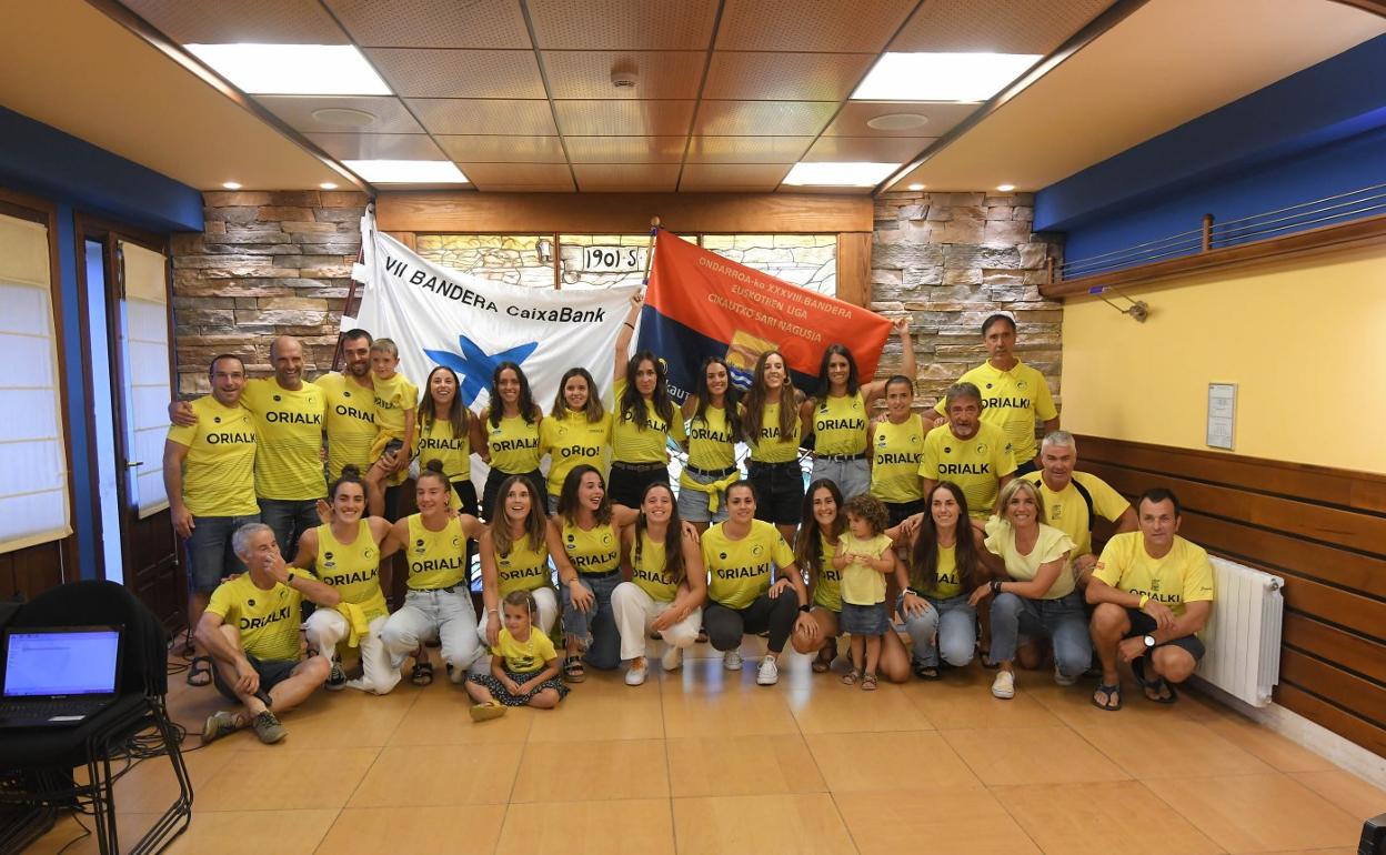 Las remeras y el cuerpo técnico de Orio celebran en el ayuntamiento su triunfo en la Liga Euskotren. 