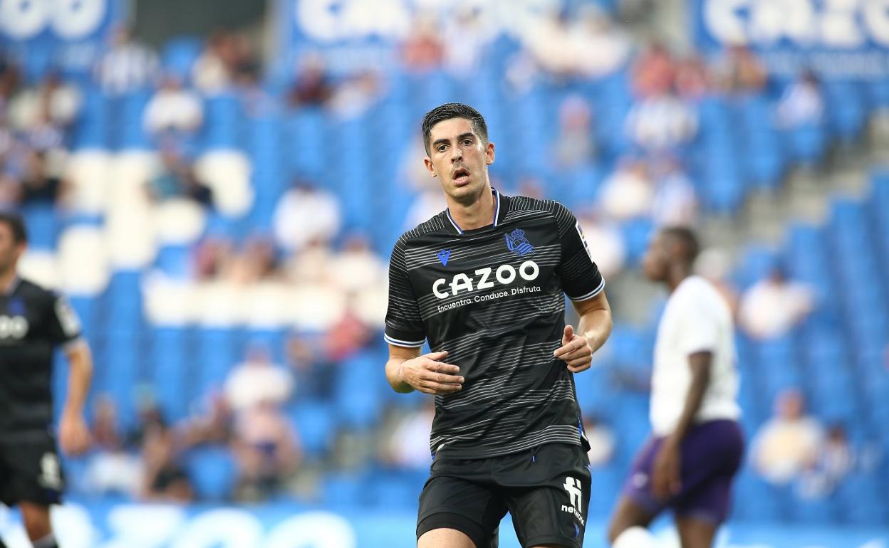 Carlos Fernández durante el primer partido de la pretemporada ante el Toulouse en el Reale Arena. Remiro y Zubiaurre colgados del larguero en Zubieta. 