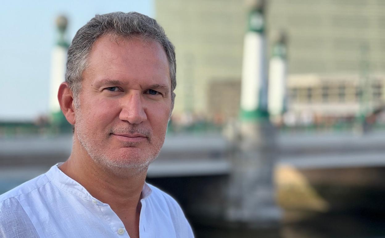 El compositor bilbaíno Gabriel Erkoreka posa frente al puente de la Zurriola en una imagen reciente.