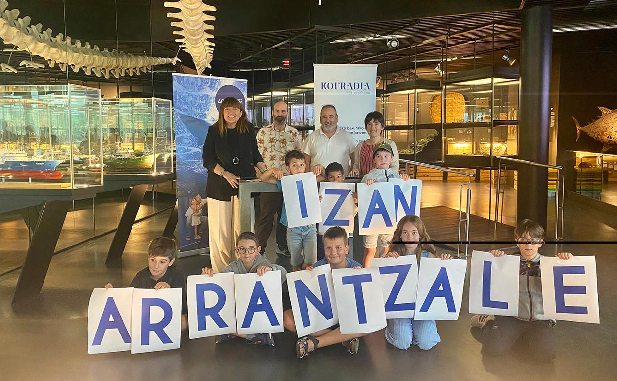 Momento en el que se rubricó el acuerdo entre Kofradia – Itsas Etxea y Aquarium Donostia.