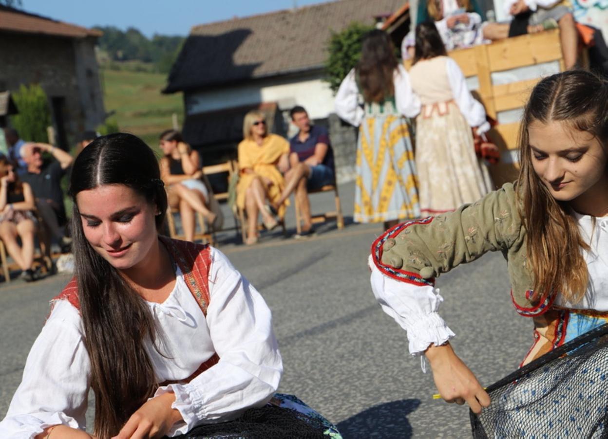 'Itsas lapurrak' emanaldia eskaini dute Zizukilgo festetan Alurr dantza taldeko kideek. Ibarran ere izango dira. 