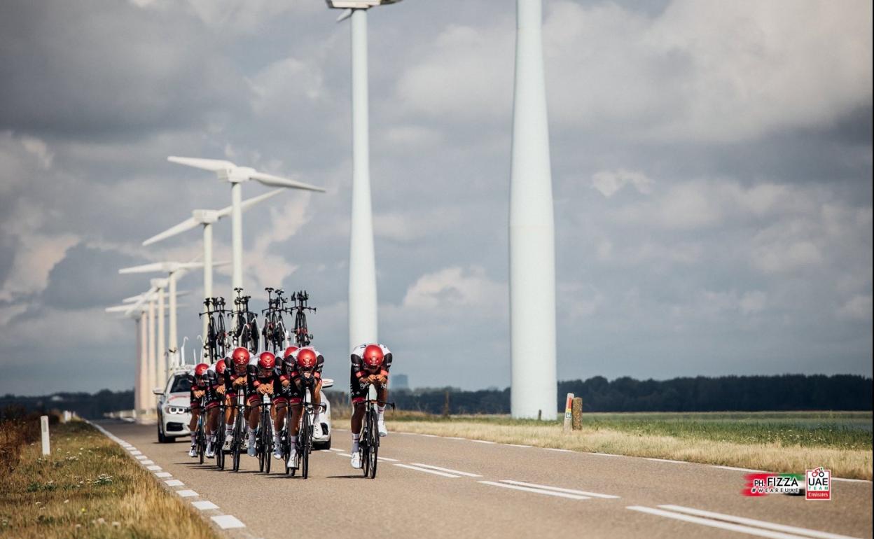 El UAE prepara la crono por equipos que inaugura este viernes la Vuelta en Utrecht, en los Países Bajos. 