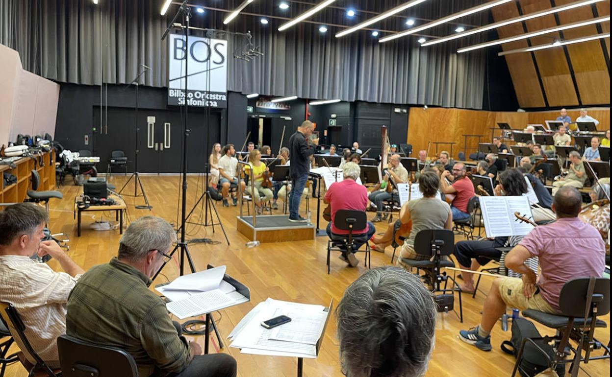 Entseguetako argazki bat. Ezkerrean, eserita, Mikel Urdangarin.