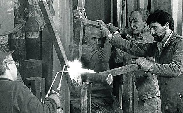 Fernando Mikelarena, a la derecha, con Chillida y otros dos operarios, en 1990.