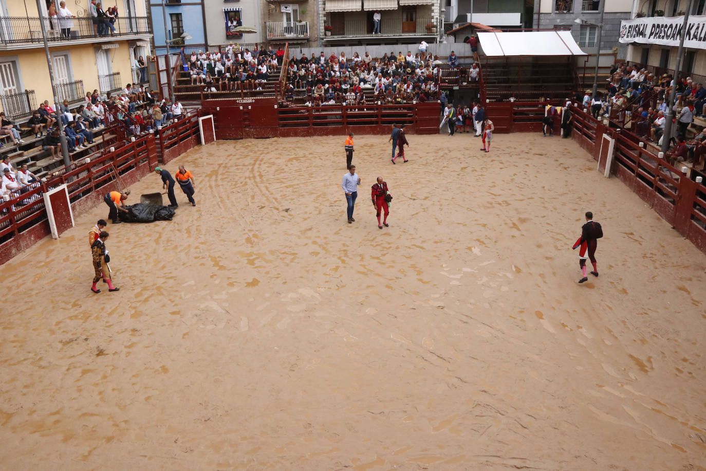 Fotos: Cuatro toros y dos torerillos contra las nubes en Deba