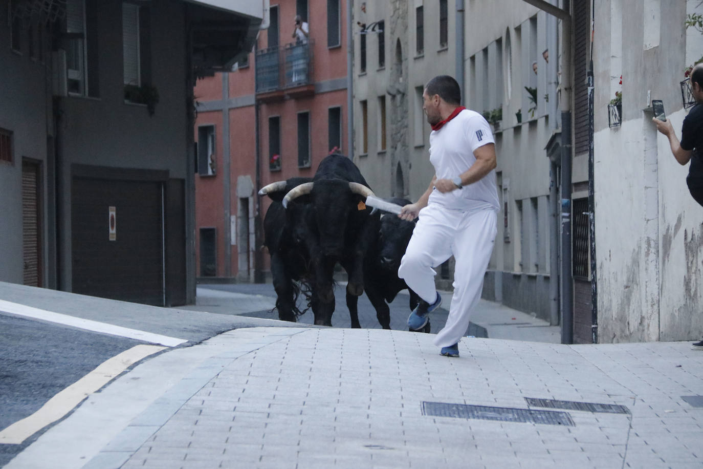 Fotos: Cuatro toros y dos torerillos contra las nubes en Deba