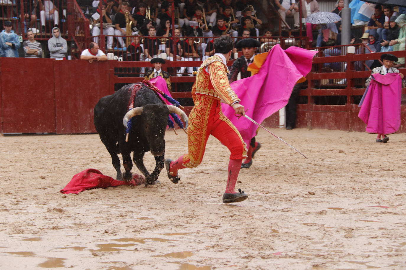 Fotos: Cuatro toros y dos torerillos contra las nubes en Deba