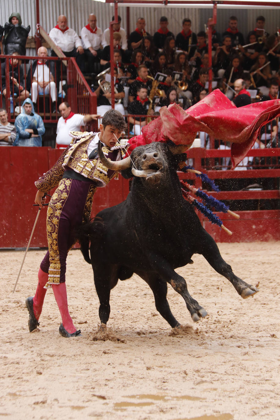 Fotos: Cuatro toros y dos torerillos contra las nubes en Deba