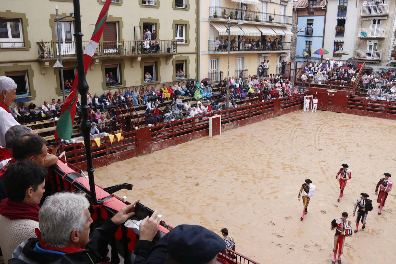 Fotos: Cuatro toros y dos torerillos contra las nubes en Deba