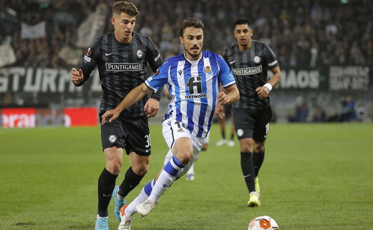 Guevara protege el balón ante dos jugadores en Graz la pasada temporada. 