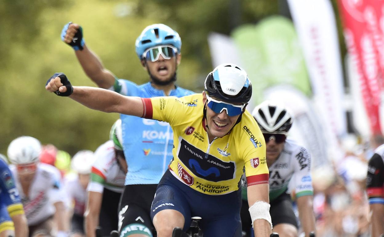 Alex Aranburu celebra el triunfo en la clasificación general del Tour de Limousin y Vincenzo Albanese, detrás, la victoria de etapa.
