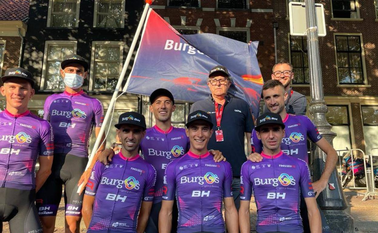 Equipo de Burgos BH que iba a correr la Vuelta en una imagen captada el día de la presentación de la carrera. 