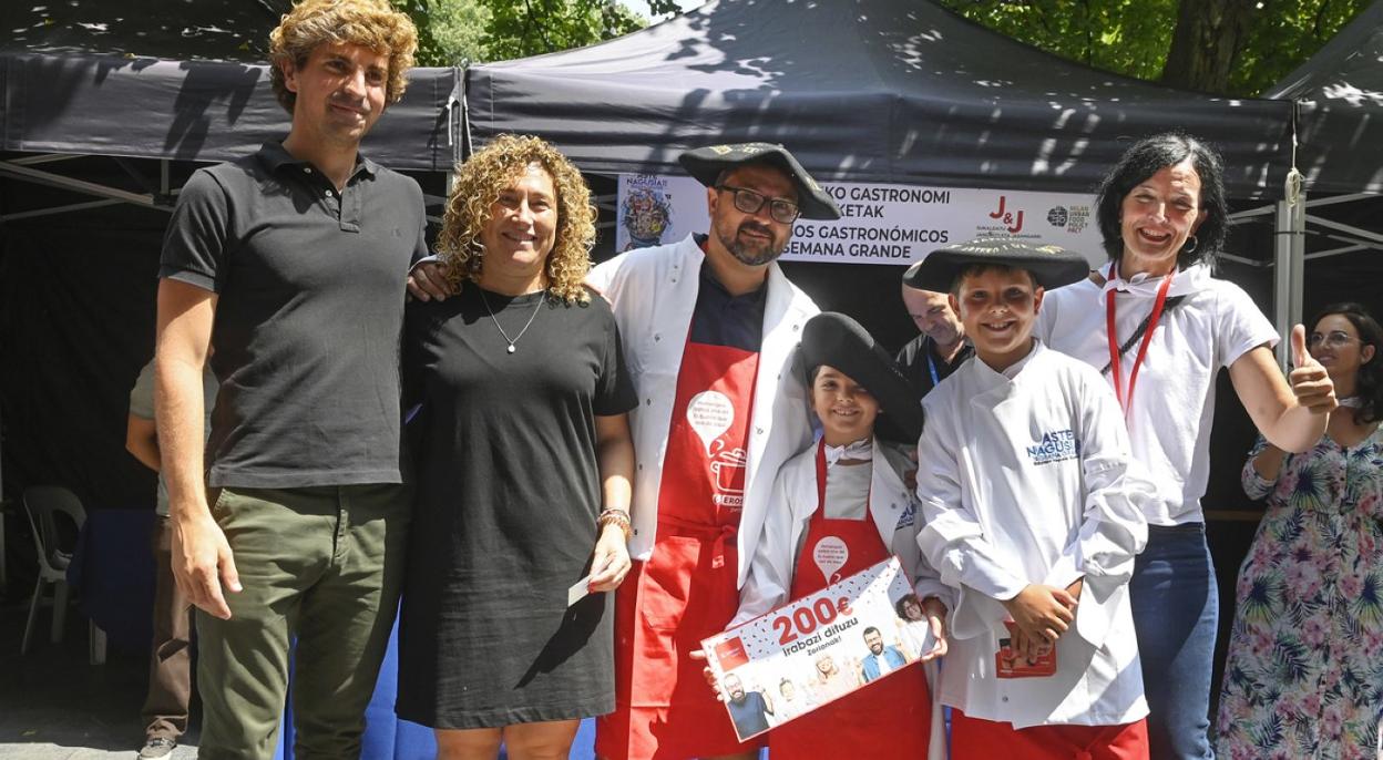 La familia Salicio, ganadora del concurso, posa juto a Jon Insausti, Onintza Mokoroa y Yolanda Mujika.