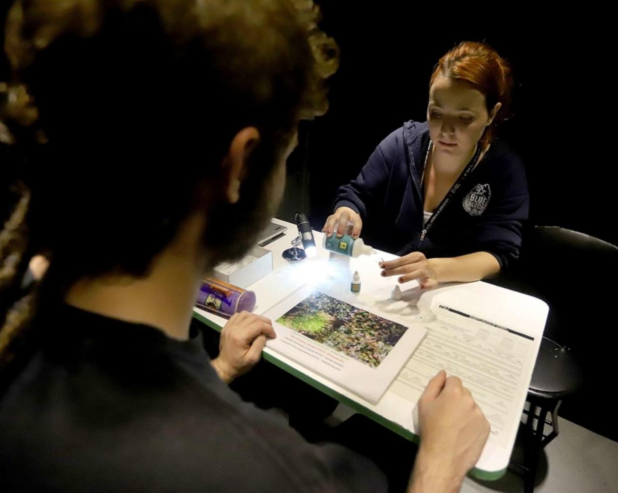 Una componente de la asociación Ai Laket!!! realiza un test de drogas en una localidad en fiestas. 