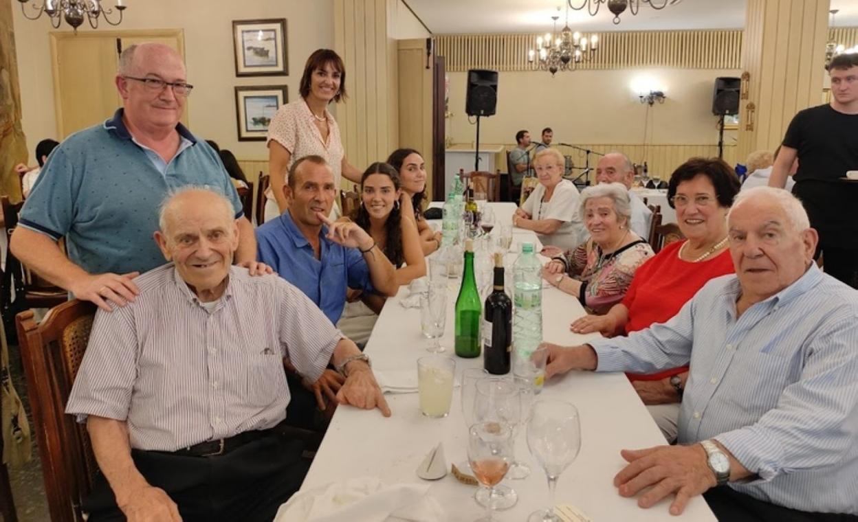 Bazkaria joandako omendu batzuk euren senitarteko eta alkatea den Javier Zubizarreta eta Gizarte Ongizate zinegotzi den Janire Igoarekin. 