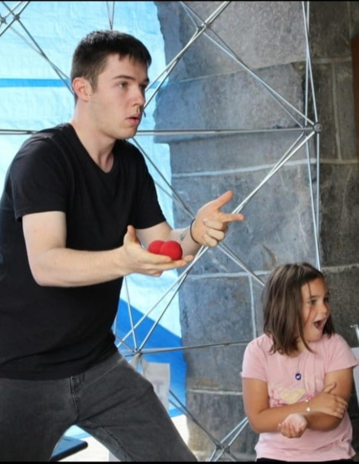 Iago Azkue emanaldian.