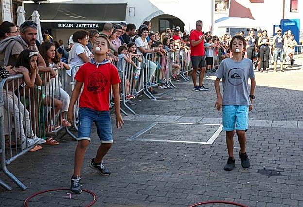 Distintos momentos de los dos primeros días de fiestas que se han vivido en el barrio de Ergobia. 