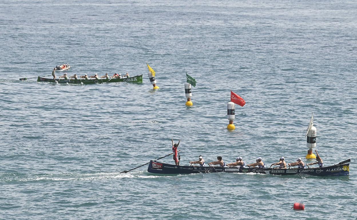 Urdaibai y Hondarribia cruzan la línea de meta prácticamente a la vez y Gorka Aranberri y el proel Mikel Azkarate levantan los brazos creyéndose vencedores. 