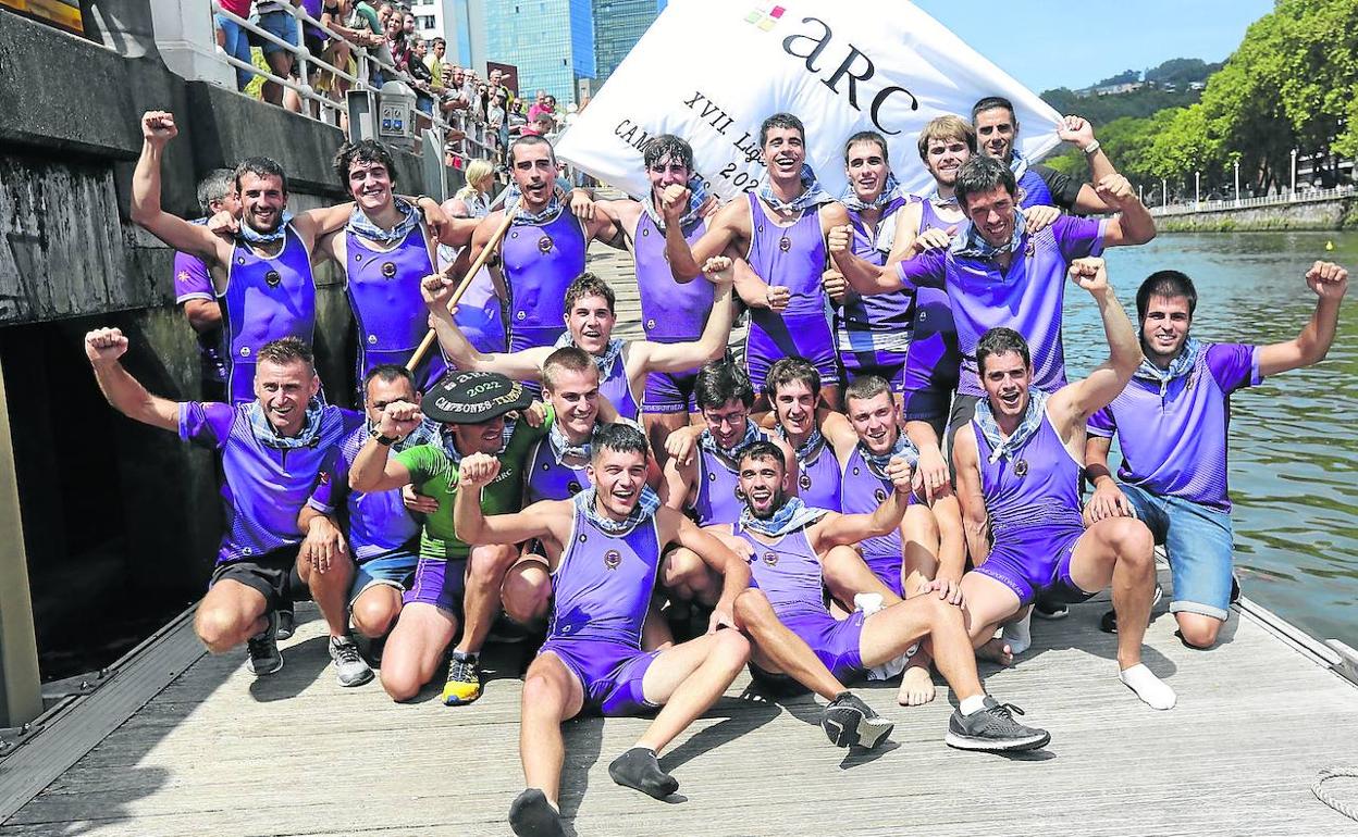 Los remeros de San Pedro celebran en Bilbao su triunfo en la Liga ARC-1. 