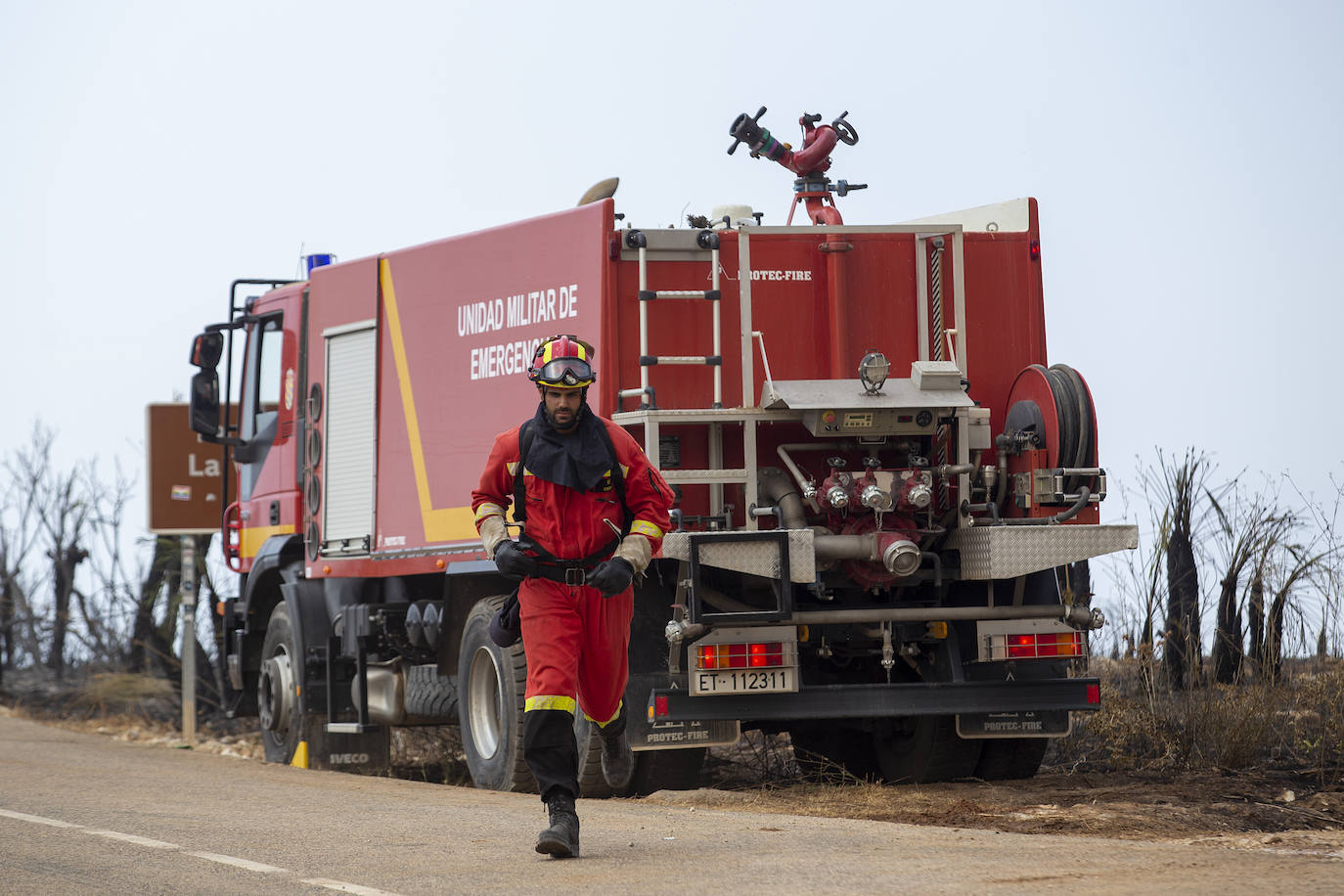 El soldado de la UME Javier Crespo durante una intervención en el incendio forestal en Vall d´Ebo, en la provincia de Alicante.