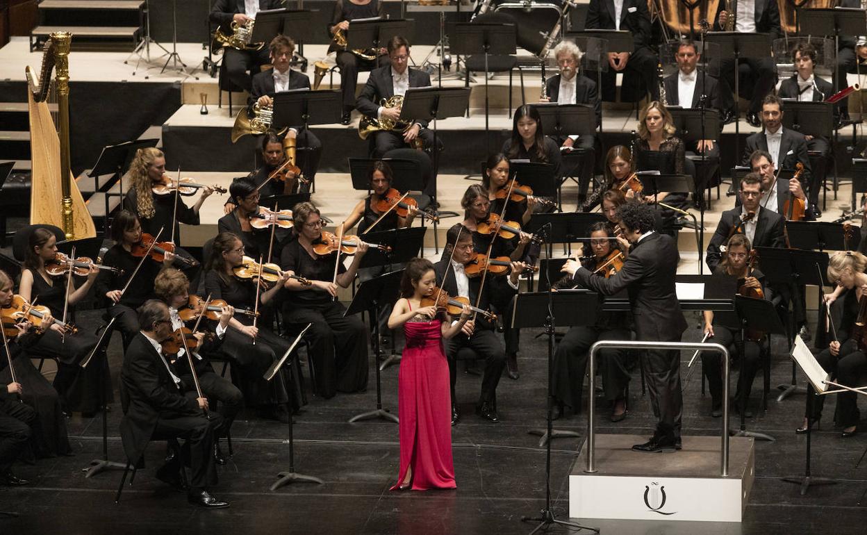 La violinista Bomsori Kim intervino como solista en el concierto de la Orquesta de la Radio de Frankfurt.