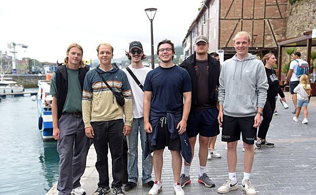 Imagen principal - Moritz, Oskar, Arvid, Mario, Ben y Jan, un grupo de surfistas alemanes que se han escapado desde Biarritz para pasar una noche en Donostia. Los británicos Greg, Hannah y su hijo visitan Donostia por primera vez. La australiana Kitti ha vuelto a Donostia diez años después para enseñar la ciudad a su marido.
