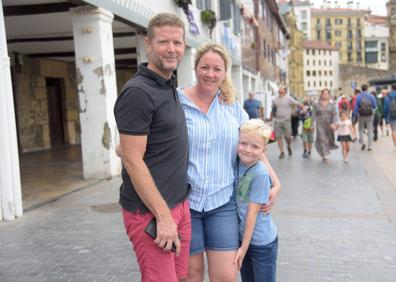 Imagen secundaria 1 - Moritz, Oskar, Arvid, Mario, Ben y Jan, un grupo de surfistas alemanes que se han escapado desde Biarritz para pasar una noche en Donostia. Los británicos Greg, Hannah y su hijo visitan Donostia por primera vez. La australiana Kitti ha vuelto a Donostia diez años después para enseñar la ciudad a su marido.