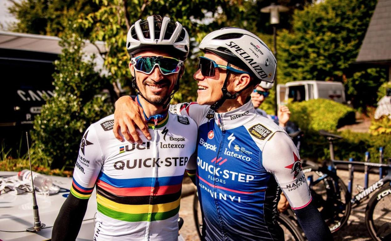 Julian Alaphilippe y Remco Evenepoel bromean ayer en su hotel de Vitoria.