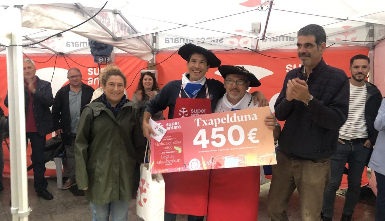 Onintza Mokoroa; los campeones, Juanma Oteiza y Aurelio M. Acera, y el alcalde Eneko Goia.