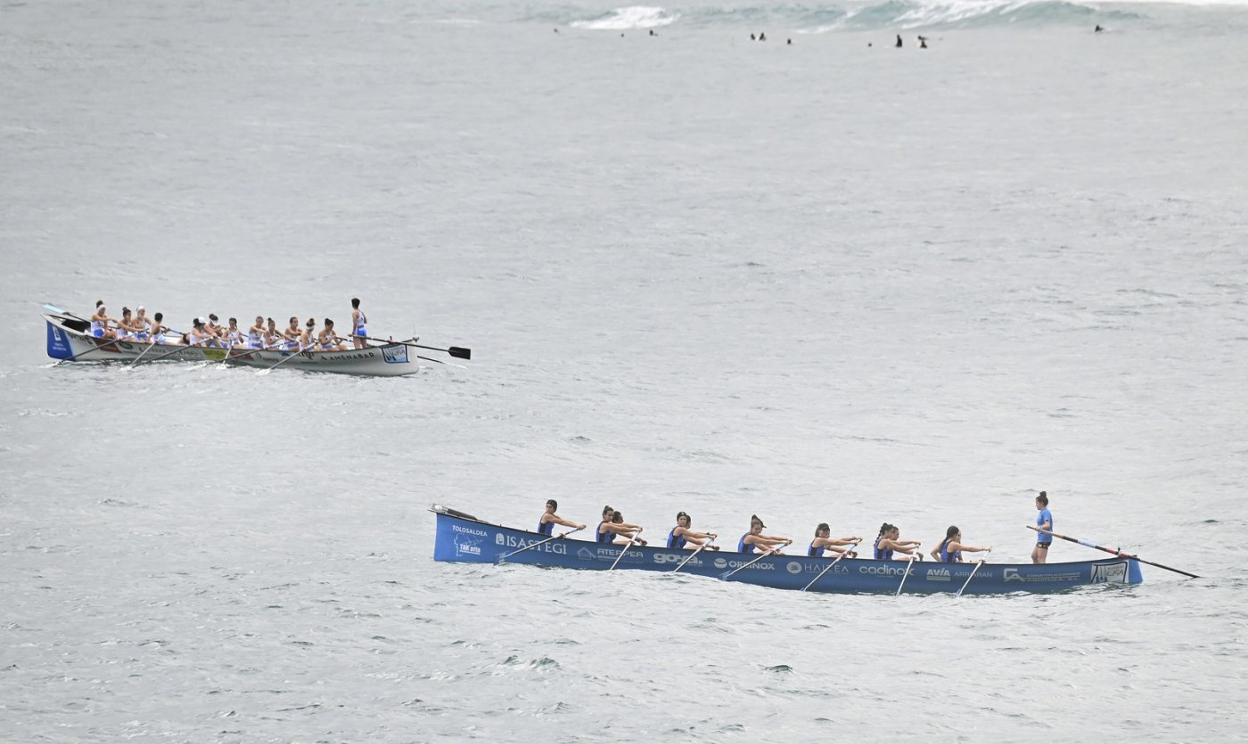 Tolosaldea, en primer término, durante las regatas del domingo en Zarautz, donde no pudo lograr la permanencia directa. 