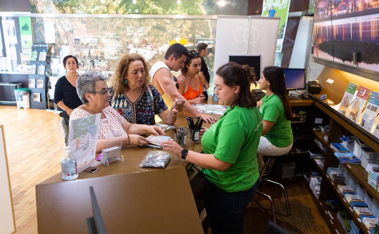 Varios visitantes piden información en la Oficina de Turismo de Hondarribia. 