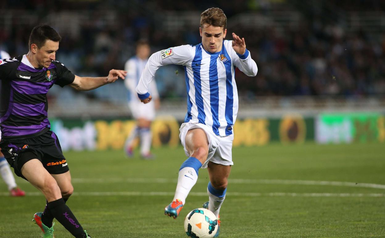 Antoine Griezmann con la camiseta de la Real en un partido ante el Real Valladolid 