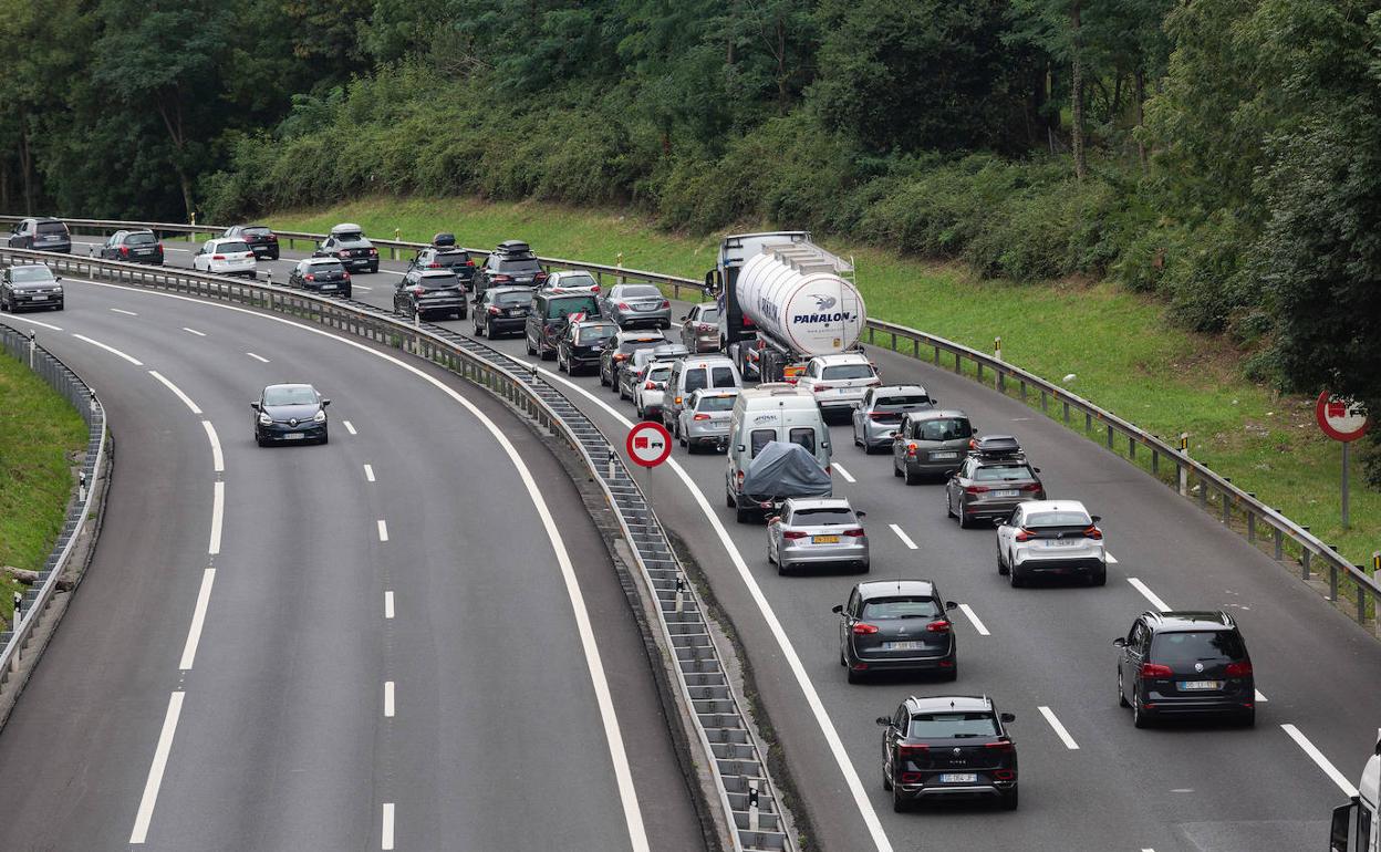 Tráfico en Gipuzkoa: Los controles migratorios de Francia y la vuelta de vacaciones agravan las colas en Biriatou, que encadenan 13 días