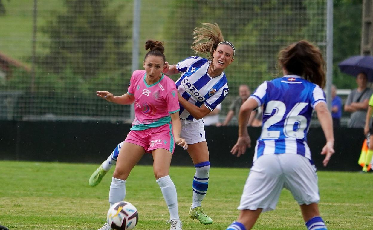 Gemma llega forzada a presionar un balón, ayer en Asti. 