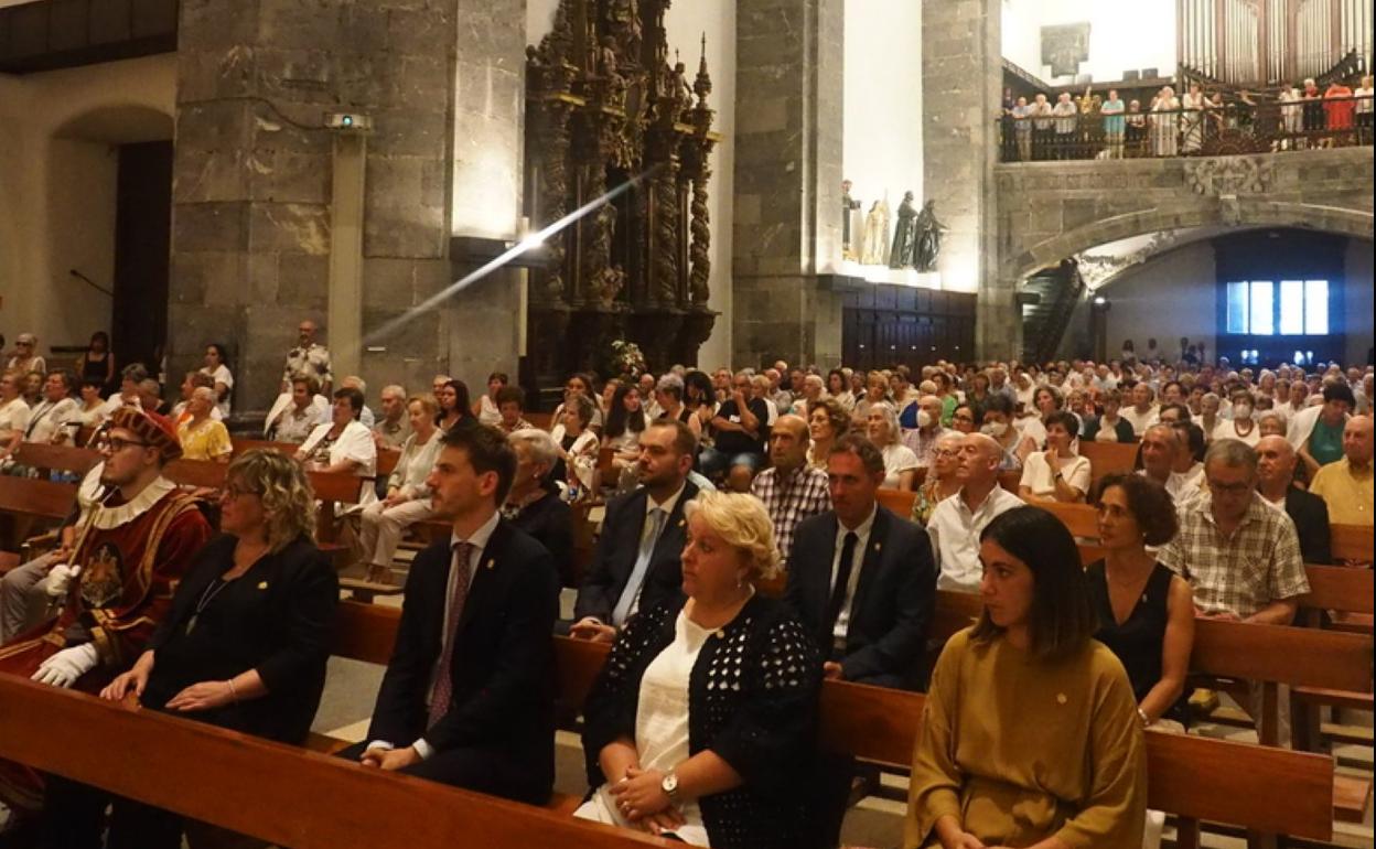 Decenas de fieles participaron en la misa mayor del día de San Bartolomé.