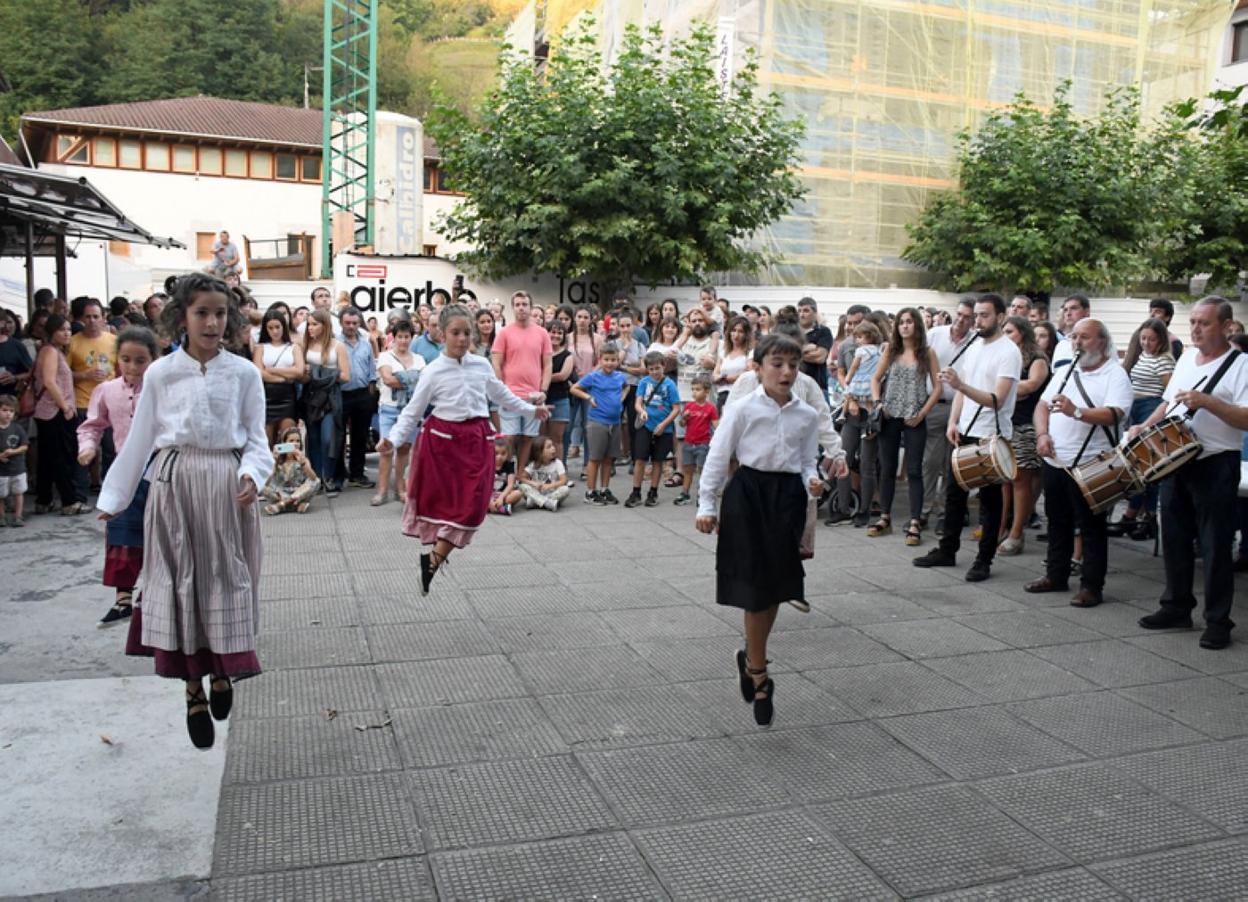 Dantzari gazteen saioa izan zen herriko plazan. 