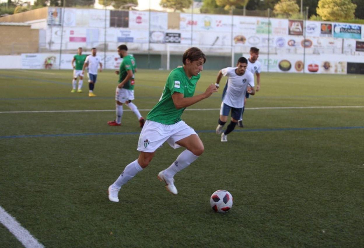 Julián Luque dirige la pelota en su etapa del Guijuelo. 