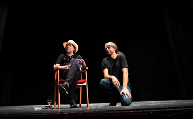 Joaquín Sabina junto al director de su documental, Fernando León de Aranoa.