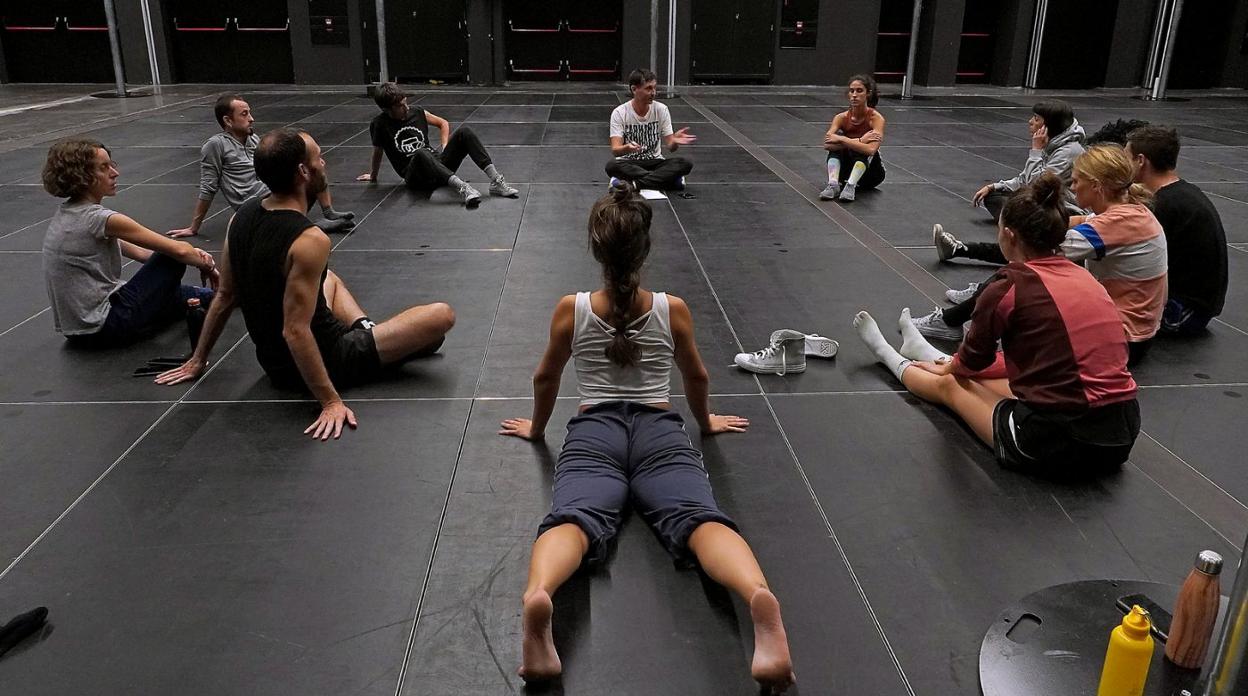 Jon Maya dirige a sus bailarines en uno de los ensayos antes del estreno de mañana en Lekuona Fabrika. 