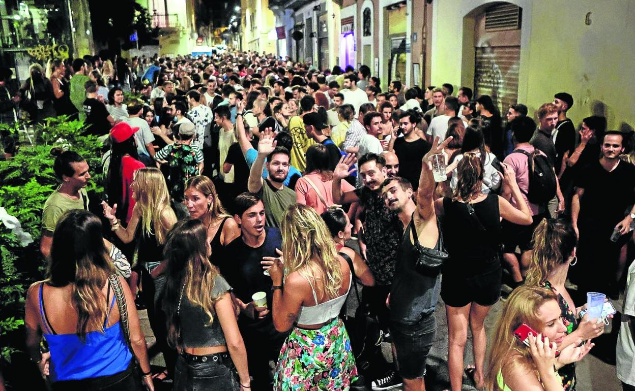 Gazte-jendea disfrutatzen, Bartzelonako auzo bateko jaietan. Sekulakoak ikusiko ditugula aurreratzen duten iragarpenen ifrentzua. 