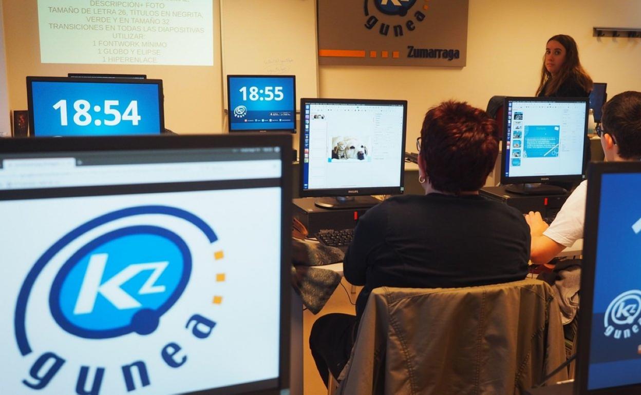 KZgunea está cerrado en agosto, pero la inscripción a los cursos se puede tramitar a través de Internet. 