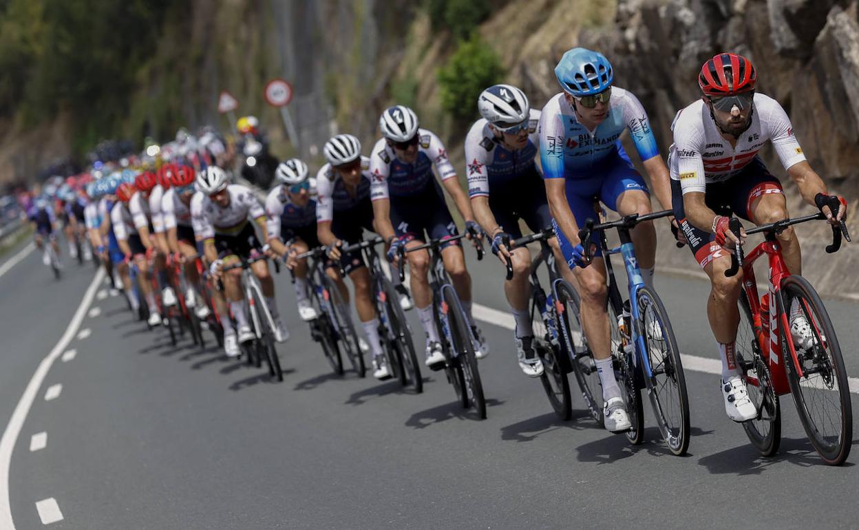 El pelotón durante el ascenso del puerto de San Glorio, en la séptima etapa de La Vuelta. 