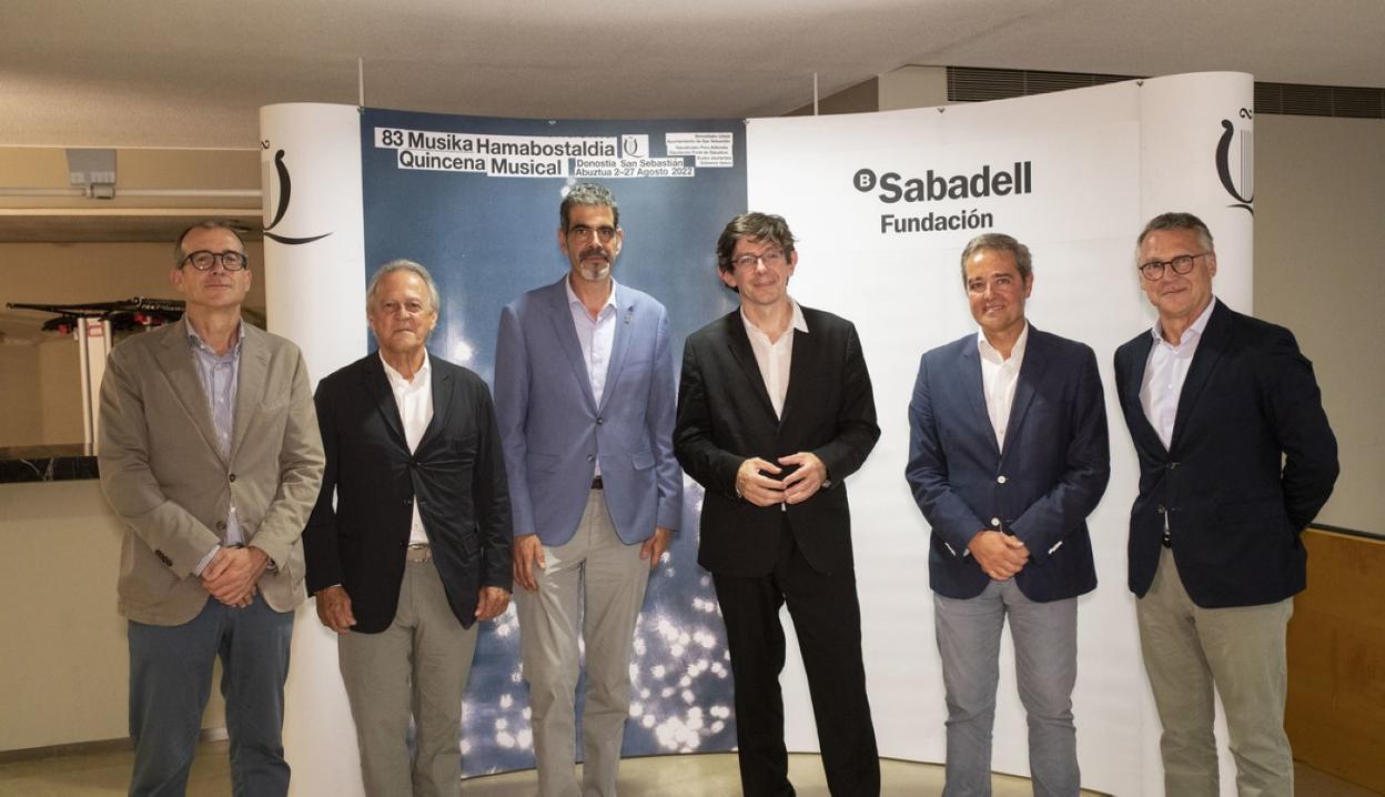 Goia, Alfaya y el director de la orquesta Luks posan con representantes del banco. 