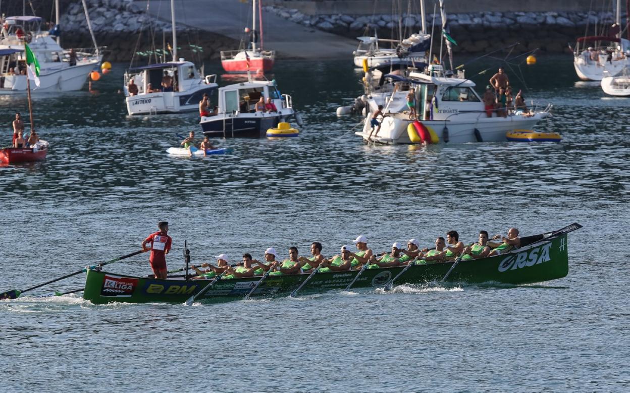 Matrix Hondarribia debe hacer dos buenas regatas en Galicia para seguir con opciones en la liga. 