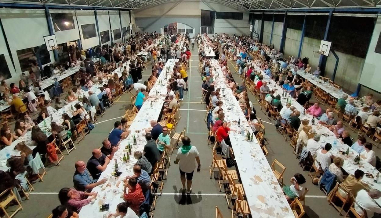 Ia zortziehun pertsona batu ziren herri afarian. 