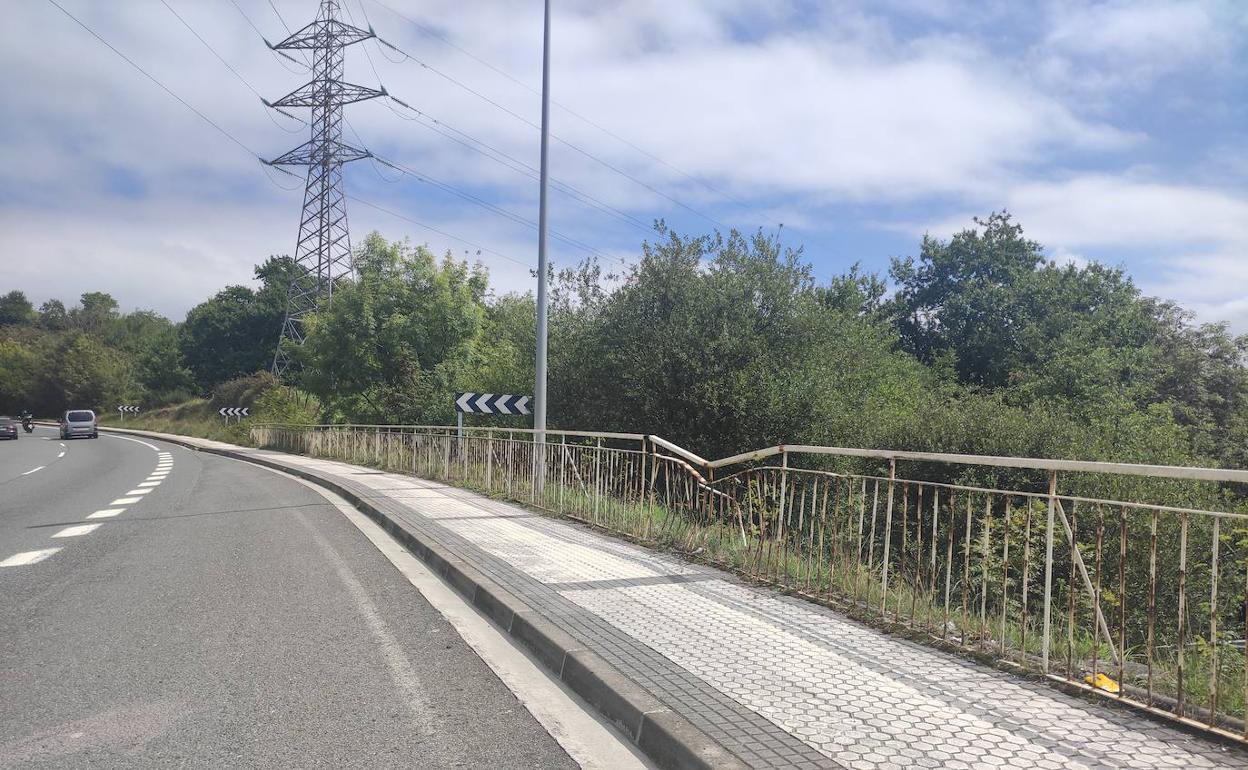 Nos envía un lector esta fotografía que muestra el estado en el que se encuentra «casi toda la barandilla de la subida a la rotonda de Garbera, desde el polígono 27. Puede que no sea una de las aceras más transitadas de la ciudad, pero estaría bien reponerla para no tener que lamentar un accidente y por la imagen que da».