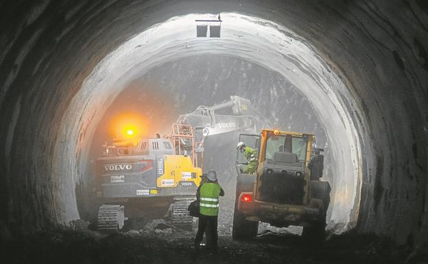 Operarios y maquinaria horadan el túnel Udalaitz oeste en terrenos frente al barrio de Angiozar.