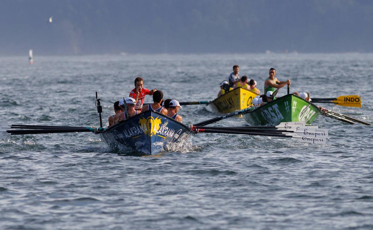 Urdaibai afronta el último largo con Hondarribia y Orio a su estela. 
