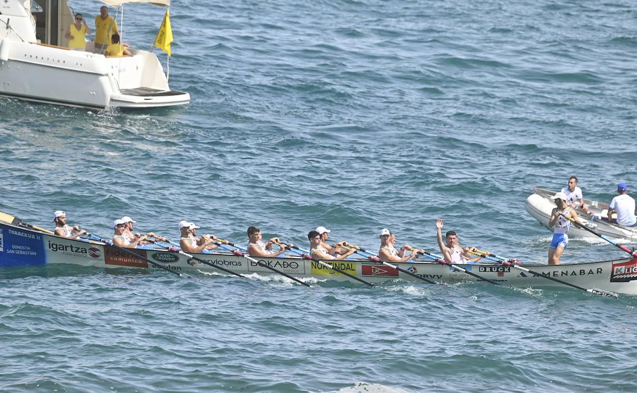 La trainera de la Donostiarra, al final de una regata.